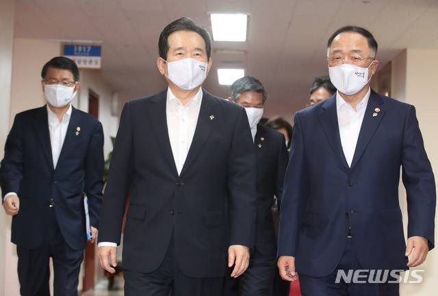 [서울=뉴시스]김명원 기자 = 정세균 국무총리가 3일 오전 서울 종로구 정부서울청사 국무회의장에서 열린 임시 국무회의에 홍남기 경제부총리 겸 기획재정부 장관과 이야기 하며 회의실로 들어서고 있다.  2020.06.03. kmx1105@newsis.com