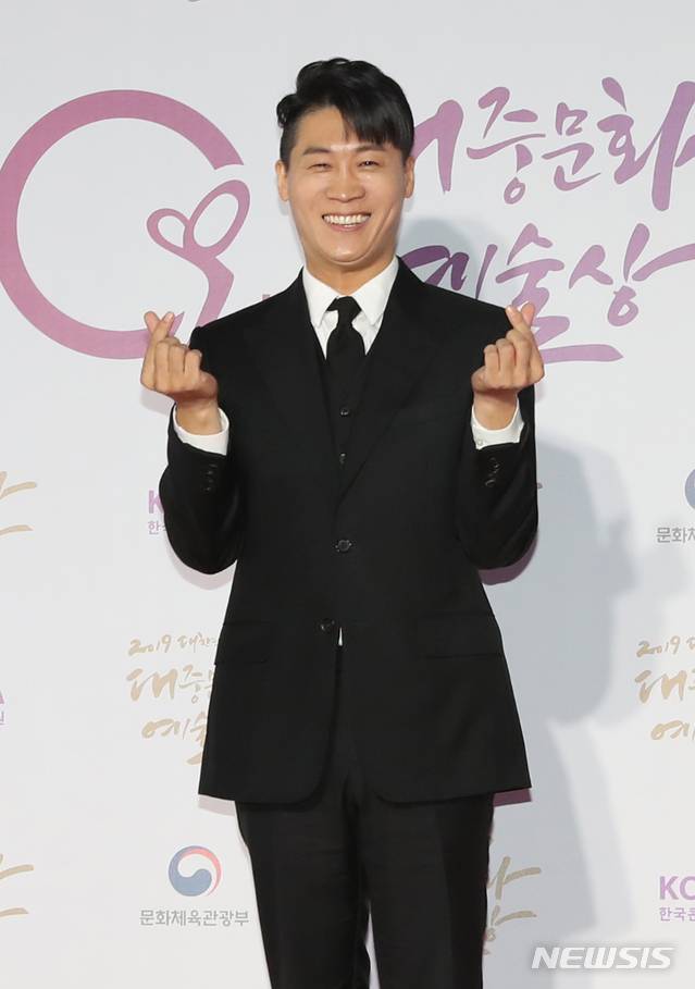 【서울=뉴시스】조수정 기자 = 제10회 대한민국 대중문화예술상 시상식이 열린 30일 오후 서울 방이동 올림픽공원 올림픽홀에서 문화체육관광부 장관 표창을 받는 배우 진선규가 레드카펫을 밟고 있다. (사진=한국콘텐츠진흥원 제공) 2019.10.30. chocrystal@newsis.com