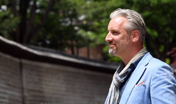 안톤 숄츠 기자가 지난달 28일 서울 덕수궁 돌담을 배경으로 미소를 짓고 있다. SNS를 안 쓰는 이유를 묻자 “시간이 너무 많이 들고 사생활을 보여 줄 필요가 없다고 생각한다. SNS 때문에 ‘빨리빨리’ 급해지는 것도 싫다. 문자보다 이메일, 그보다는 직접 상대를 만나는 게 좋다”고 했다.박지환 기자 popocar@seoul.co.kr