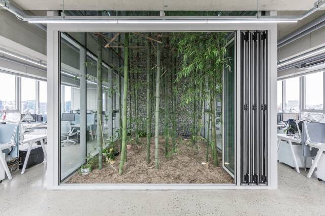 외부 공간과 연결되는 중정. 밤부타워의 상징인 대나무를 심어 작은 숲을 조성했다. /사진제공=ⓒSergio pirrone