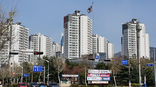 과천 원문동 래미안슈르 아파트 전경.(사진=강신우 기자)