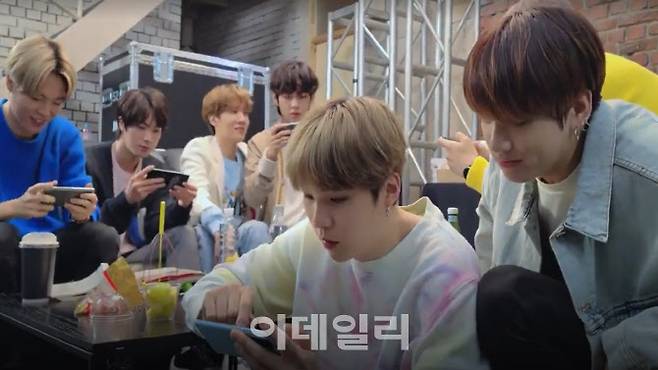 삼성전자는 올해 초 BTS와 공식 파트너십을 맺은 이후 다양한 협업을 이어가고 있다. BTS 멤버들이 갤럭시S20 시리즈를 사용하고 있는 모습. (사진= 삼성전자 유튜브 영상 캡쳐)