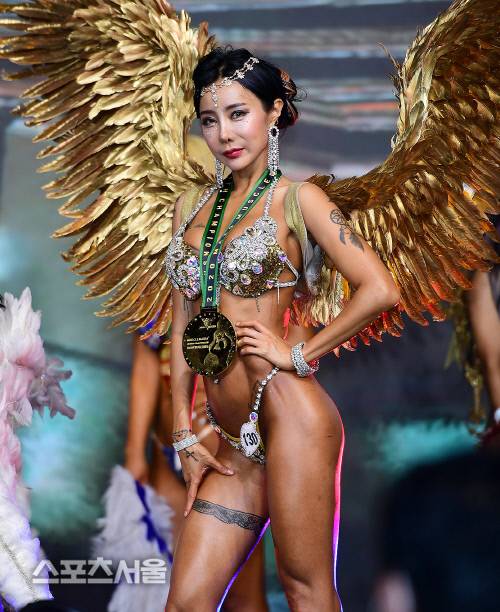스포츠모델 여자부문 그랑프리를 차지한 백성혜가 화려한 자태를 뽐내고 있다. 이주상기자 rainbow@sportsseoul.com