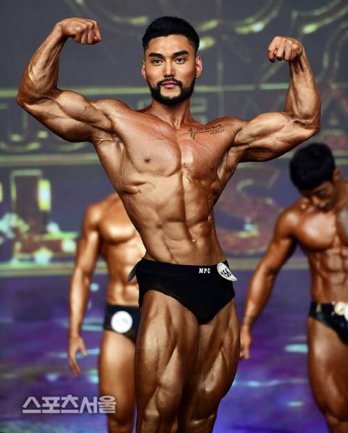 피지크 그랑프리를 차지한 김정욱이 완벽한 근육을 자랑하고 있다. 이주상기자 rainbow@sportsseoul.com