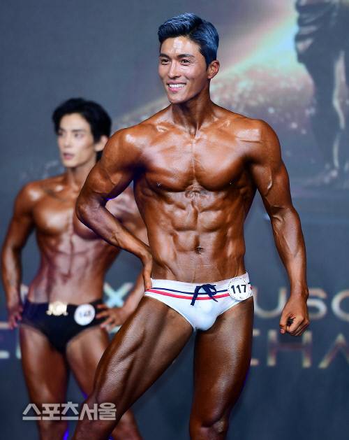 커머셜모델 남자부문 그랑프리를 차지한 최정민이 탄탄한 근육을 자랑하고 있다. 이주상기자 rainbow@sportsseoul.com