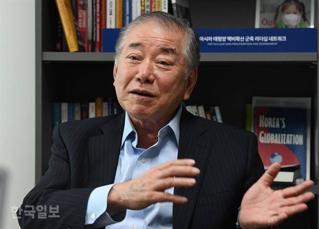 문정인 통일외교안보특보는 4일 한국일보와 인터뷰에서 G7 참여와 관련해 “미국의 요청을 거부할 수 없지만 중국을 배제하며 적대시하는 국제협력에 참여하기도 쉽지 않을 것”이라고 말했다.  배우한 기자