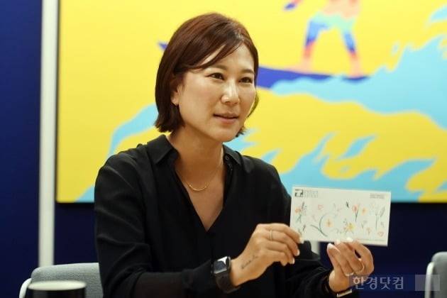 김남숙 인스턴트타투 대표가 올해 스프링 콜렉션 제품에 대해 설명하고 있다. (사진 = 최혁 한경닷컴 기자)