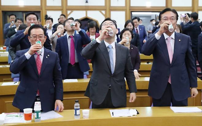사이다를 마시는 통합당 의원들 ⓒ 연합뉴스