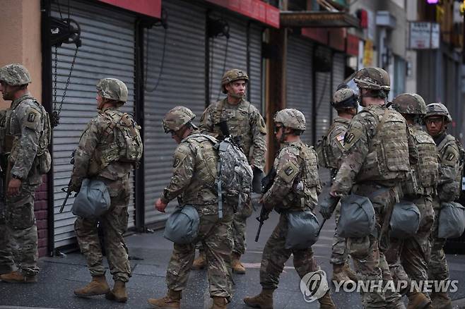 상점 약탈 막으려 순찰하는 미국 주방위군 (할리우드 AFP=연합뉴스) 미국 백인 경찰의 가혹 행위로 흑인 남성 조지 플로이드가 사망한 사건에 대한 항의 시위가 격화하고 있는 가운데 지난 1일(현지 시간) 무장한 캘리포니아 주방위군이 약탈 방지를 위해 할리우드 상가를 순찰하고 있다. sungok@yna.co.kr