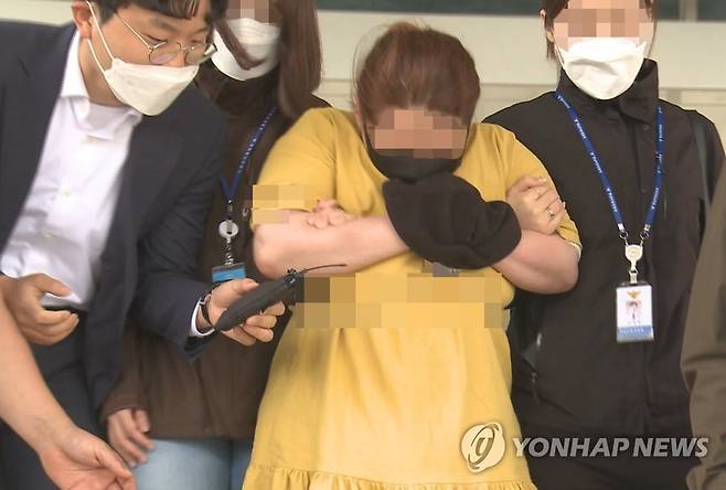영장 실질심사 향하는 의붓어머니 (천안=연합뉴스) 의붓아들을 여행용 가방에 가둬 심정지 상태에 이르게 한 의붓어머니가 3일 영장 실질심사를 위해 대전지방법원 천안지원으로 들어서고 있다. 2020.6.3 [연합뉴스 TV 제공. 재판매 및 DB 금지] photo@yna.co.kr