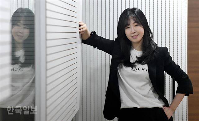 그녀는 자기 인생의 판을 바꿀 도구로 돈을 선택했다. 서재훈 기자