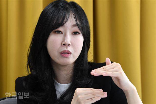 돈이 왜 중요할까. “물 한 병조차 돈 없이 살 수 없는 자본주의 사회에서 돈, 돈, 돈 하지 않을 수 있나요? 저는 그걸 사람들이 인정하면 좋겠어요.” 서재훈 기자