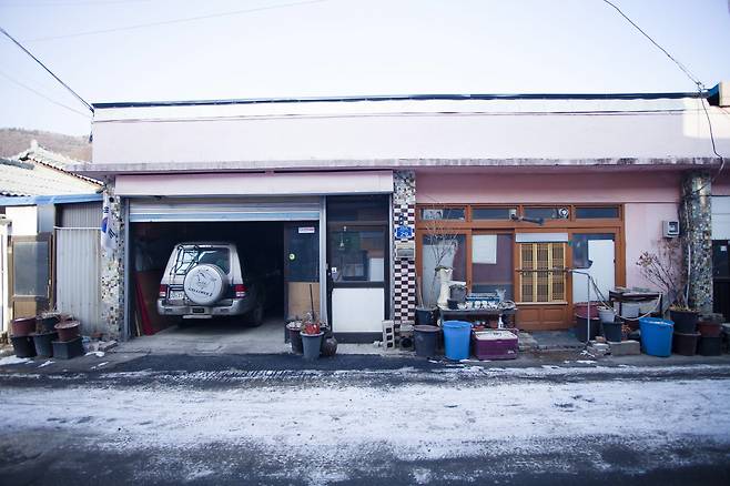 마을 가꾸기를 통해 새롭게 탈바꿈한 주택의 과거(위)와 현재(아래).  마을호텔 18번가 협동조합 제공