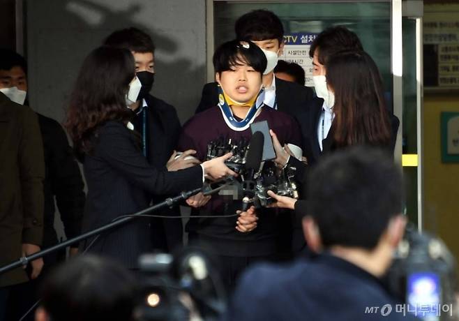 [서울=뉴시스]김선웅 기자 = 25일 오전 미성년자를 포함한 여성들을 협박, 성 착취물을 제작·유포한 텔레그램 'n번방' 박사방의 운영자 조주빈이 서울 종로경찰서에서 검찰로 송치되고 있다. 2020.03.25.   photo@newsis.com