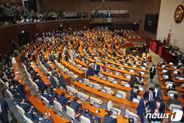 5일 오전 서울 여의도 국회에서 열린 제21대 국회 첫 본회의에서 미래통합당 의원들이 주호영 원내대표의 의사발언 직후 퇴장하고 있다. /사진=뉴스1.