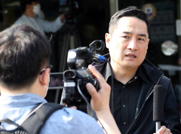 의정부 지검에 온 강용석 변호사 - 강용석 변호사가 21일 오후 4ㆍ15총선 개표 조작 의혹을 주장해온 미래통합당 민경욱 의원과 의정부지검에 도착해 기자 인터뷰에 응하고 있다. 2020.5.21.연합뉴스