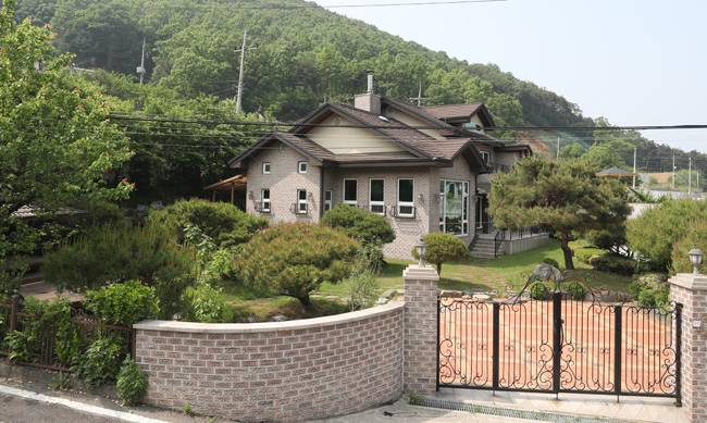 정의기억연대가 운영한 경기 안성시 소재 쉼터 ‘평화와 치유가 만나는 집’의 문이 5월 17일 굳게 닫혀 있다. [홍진환 동아일보 기자]