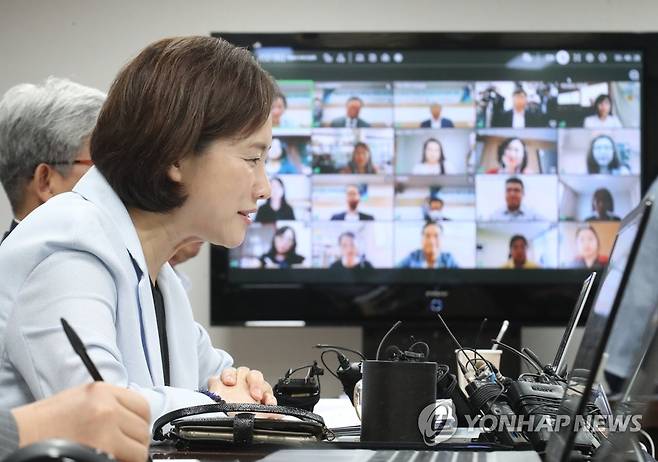 인사말 하는 유은혜 교육부 장관 (서울=연합뉴스) 류효림 기자 = 유은혜 사회부총리 겸 교육부 장관이 5일 오전 서울 여의도 교육시설공제회관에서 열린 등교수업 관련 초·중학교 학부모 모니터단 원격간담회에서 인사말을 하고 있다. 2020.6.5 ryousanta@yna.co.kr