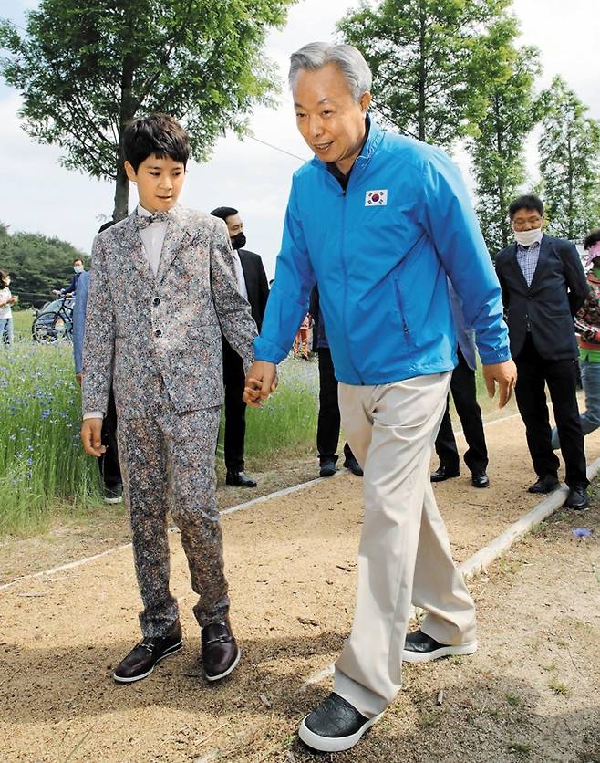 ‘정동원길’ 선포식이 열린 지난달 24일 ‘트로트 신동’ 정동원이 윤상기 하동군수와 직접 정동원길을 걷고 있다. /하동군