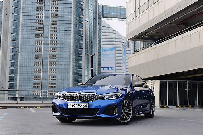 BMW M340i는 강렬한 성능과 편안함의 공존을 이뤄냈다.