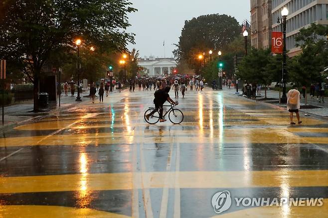 5일(현지시간) 비가 내리는 가운데 백악관 앞에서 열린 항의시위 [로이터=연합뉴스]