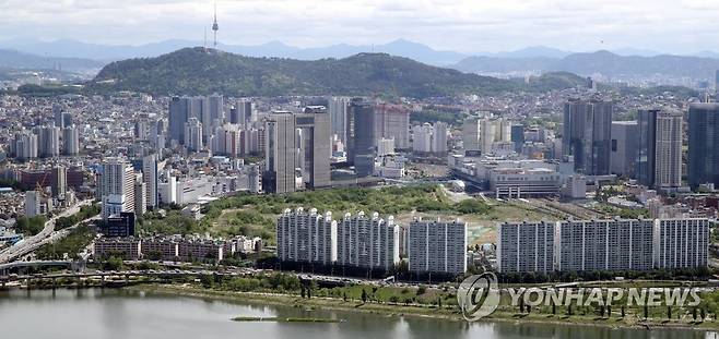 용산 정비창 부지 (서울=연합뉴스) 홍해인 기자 = 20일 서울 영등포구 여의도 63빌딩에서 바라본 용산 철도정비창 부지(한강변 아파트 뒤편) 모습. 정부는 지난달 14일 용산 철도정비창 부지 인근 한강로동과 이촌2동(서부이촌동)의 13개 정비사업 구역을 내년 5월까지 1년간 토지거래허가구역으로 지정했다. 2020.5.20 hihong@yna.co.kr