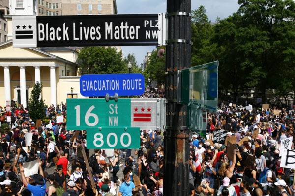 노예 시장이었던 백악관 앞 라파예트 광장과 맞닿은 도로에 '흑인의 생명은 중요하다(Black Lives Matter)'라는 광장이 생겼다. /AFP 연합뉴스