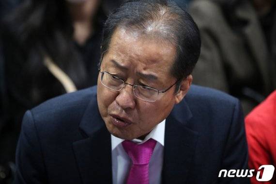 8일 홍준표 무소속 의원은 기본소득제에 대해 "사회주의 배급제도"라고 비판하며 반대 입장을 밝혔다. 뉴스1