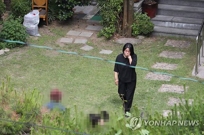 마포 쉼터서 눈물 흘리는 윤미향 (서울=연합뉴스) 윤동진 기자 = 더불어민주당 윤미향 의원이 7일 오전 서울 마포구 연남동 '평화의 우리집'에서 관계자들을 맞이하고 있다. 정의기억연대(정의연)의 기부금 사용 의혹 등을 수사하고 있는 검찰이 최근 일본군 '위안부' 피해자 할머니 쉼터인 '평화의 우리집'에 대해 압수수색을 진행한 가운데 이곳 소장 A(60) 씨가 자신의 집에서 숨진 채 발견됐다. 2020.6.7 mon@yna.co.kr