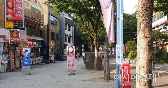 9일 오후 홍대 인근 한 번화가. 유동인구를 손에 꼽을 정도다. 이날 오후 인근 상인들은 코로나19 등 여파로 인해 매출이 크게 떨어졌다고 하소연했다. 사진=허미담 기자 damdam@asiae.co.kr