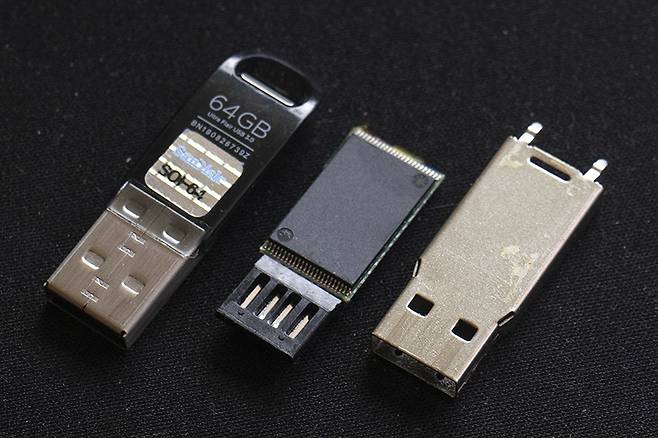 USB 완제품과 USB를 분해한 예시. 중앙에 있는 게 낸드 플래시다. 출처=IT동아