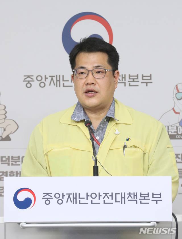 [세종=뉴시스]강종민 기자 = 손영래 중앙사고수습본부 전략기획반장이 지난 2일 오전 정부세종청사에서 신종 코로나바이러스 감염증(코로나19) 대응 현황을 브리핑 하고 있다. 2020.06.02.  ppkjm@newsis.com