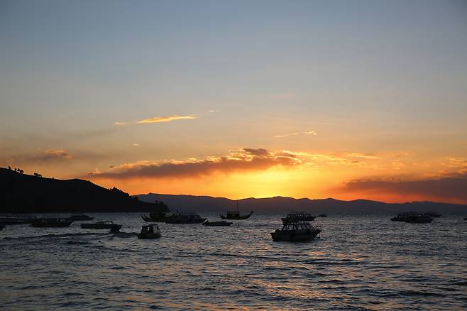 해가 기울며 주홍빛으로 물들어가는 티카카호수의 하늘.