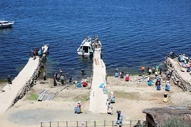 태양의 섬 남쪽에 있는 유마니항.