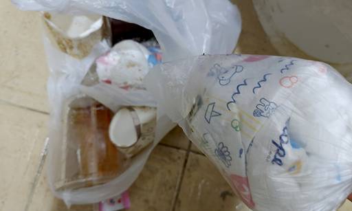 양양군 해변 한&nbsp;회장실에 쓰레기 수거함에는 맥주 캔, 상추, 초고추장, 일회용 용기, 소주병, 물티슈, 기저귀 등이 버려져 있는 모습.