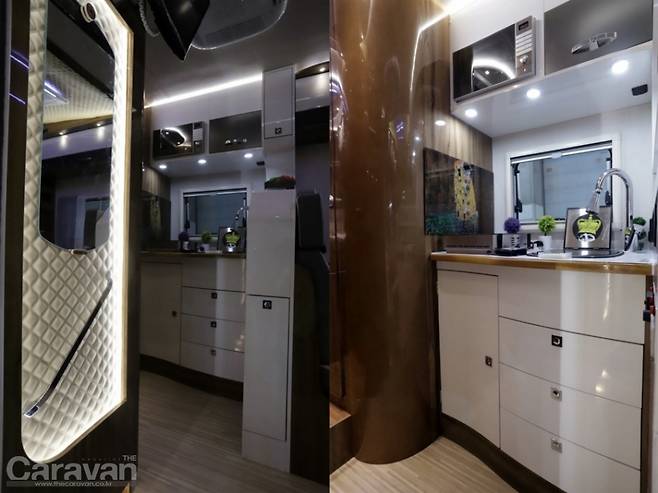 출입구를 올라가며 바라본 정면은 주방과 리빙룸 공간