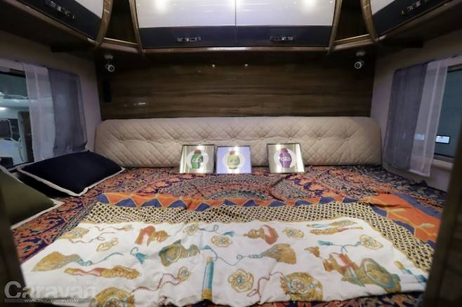 후면부에는 2인의 아늑한 침실이 마련되었고 하단부는 대용량 적재, 수납공간으로 활용된다