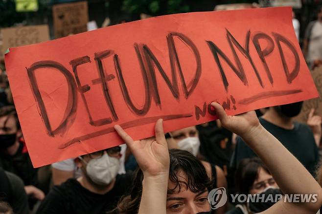 "당장 뉴욕경찰(NYPD) 예산지원을 끊어라"라고 적힌 팻말을 든 미국 뉴욕 시위대 [AFP=연합뉴스]