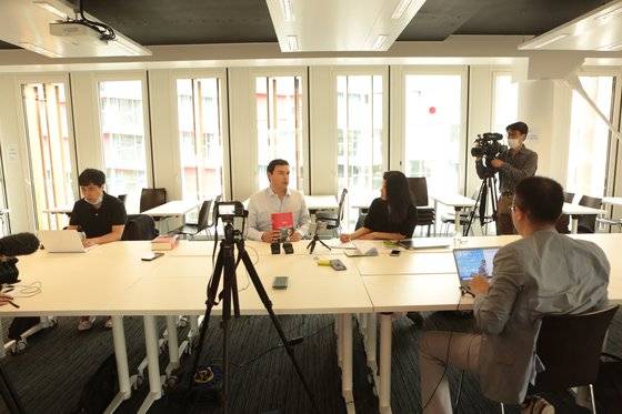 피케티 교수는 코로나19 같은 대규모 위기는 경제 이슈에 대한 지배 이데올로기를 바꾼다고 강조했다. [문학동네]