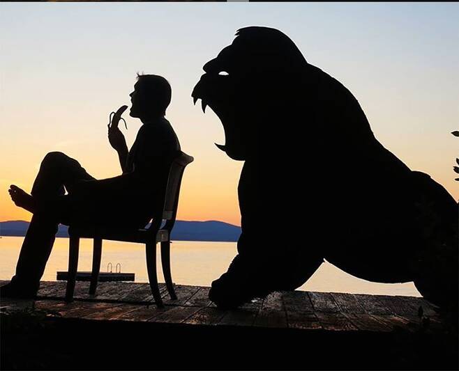 존 마샬의 작품. 고릴라 앞에서 바나나를 먹는 모습. [사진 인스타그램]