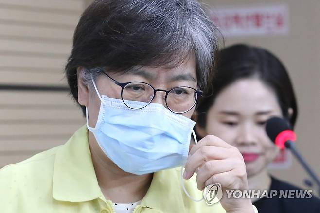 단상으로 향하는 중앙방역대책본부장 [연합뉴스 자료사진]