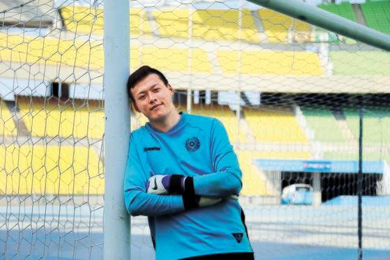 일본 J리그 구단이 제시한 고액 연봉을 포기하고 K리그 대구FC 유니폼을 입은 골키퍼 구성윤. 그가 국내 복귀를 결심한 이유는 홀로 지내는 외할머니 걱정 때문이다. [사진 대구FC]