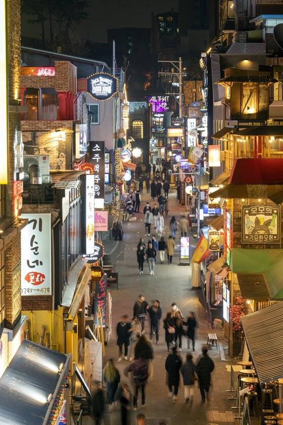 이태원 세계음식거리. 흔히 해밀턴호텔 뒷골목으로 통하는 곳이다. 이름이 무색하게도 요즘은 이국적인 가게보다, 포차나 클럽이 더 많다. 백종현 기자