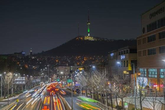 이태원 녹사평육교에서 본 서울타워와 해방촌, 그리고 녹사평대로의 모습. 녹사평 바로 앞에 육교가 있다. 백종현 기자