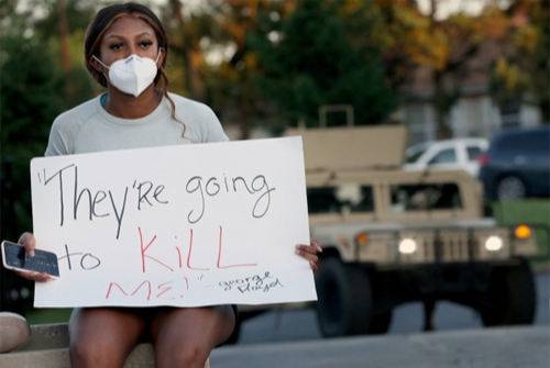 미국 메리엄-웹스터 사전의 '레이시즘' 단어 뜻풀이에 문제를 제기한 케네디 미첨이 7일(현지시간) 미주리주 플로리전트 경찰서 앞에서 인종차별에 반대하는 시위를 벌이고 있다. AP=연합뉴스