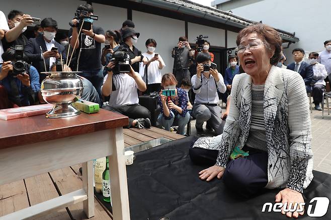 일본군 위안부 피해자 이용수 할머니가 지난  6일 오전 대구 중구 서문로 희움 일본군 위안부 역사관에서 열린 '대구·경북 일본군 위안부 피해자 추모의 날' 행사에 참석해 먼저 세상을 떠난 할머니들 앞에서 울분을 토로하고 있는 모습./뉴스1 © News1 공정식 기자