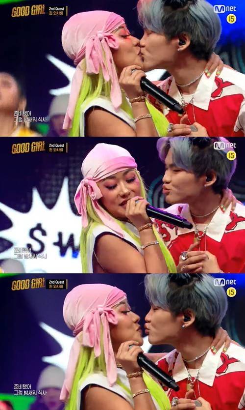 퀸 와사비와 타쿠와가 지난 11일 방송된 '굿걸' 무대에서 갑작스러운 뽀뽀 퍼포먼스를 선보여 출연진을 놀라게 했다. /Mnet 'GOOD GIRL: 누가 방송국을 털었나' 캡처