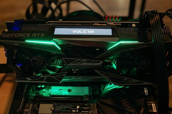 화려한 LED와 액정 디스플레이(LCD)를 갖춘 점이 돋보인다.