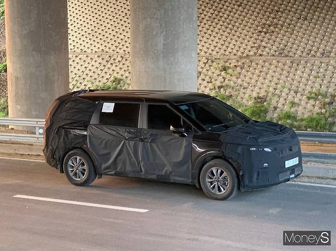 기아자동차가 하반기 출시예정인 신형 카니발의 위장막차가 경기도 파주 평화누리공원 인근에서 포착됐다. /사진=이지완 기자