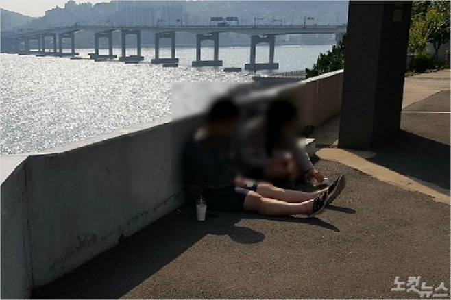 부산 흰여울문화마을을 찾은 관광객들이 음료를 마시며 휴식을 취하고 있다. (사진=박진홍 기자)